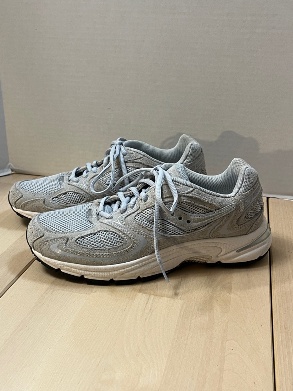 Saucony Light Gray/White Mesh Suede Running Sneakers